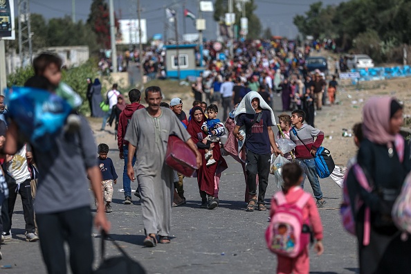 Des familles palestiniennes fuyant la ville de Gaza et d'autres parties du nord de Gaza vers les zones méridionales, marchent le long d'une autoroute le 9 novembre 2023. (Photo MOHAMMAD ZANOUN/Middle East Images/AFP via Getty Images)