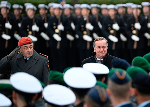 Le ministre allemand de la Défense Boris Pistorius (à dr.) lors d'une cérémonie marquant le 68e anniversaire de la création des forces armées allemandes, à Berlin, le 12 novembre 2023. (Photo TOBIAS SCHWARZ/AFP via Getty Images)