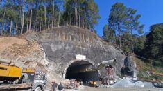 Inde: les 40 ouvriers piégés dans l’effondrement d’un tunnel sont «vivants»