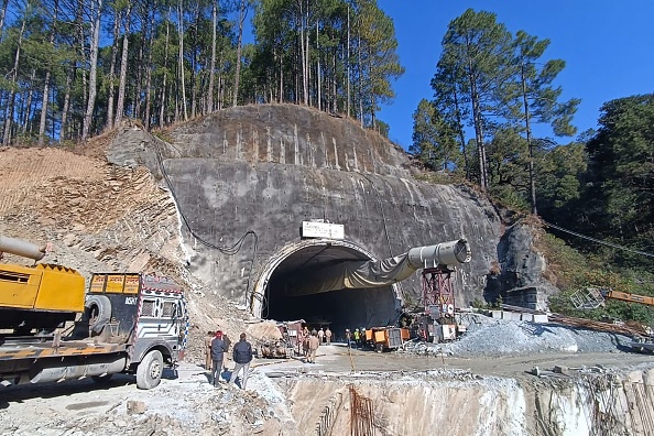 Des secouristes se rassemblent près du site après l'effondrement d'un tunnel dans le district d'Uttarkashi en Inde, le 13 novembre 2023. (Photo AFP via Getty Images)