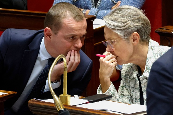 Le ministre du Travail Olivier Dussopt et la Première ministre Élisabeth Borne lors d'une séance de questions au gouvernement à l'Assemblée nationale. (Photo LUDOVIC MARIN/AFP via Getty Images)