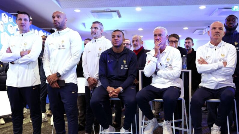 Kylian Mbappé et ses coéquipiers de l'équipe de France apportent leur soutien à la lutte contre le harcèlement scolaire à Clairefontaine-en-Yvelines, le 14 novembre 2023. (Photo FRANCK FIFE/AFP via Getty Images)