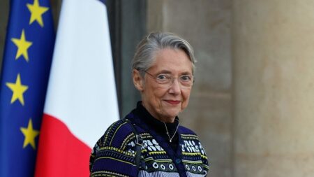 Élisabeth Borne demande à ses ministres de réinterroger leurs dépenses