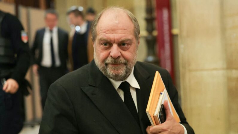 Éric Dupond-Moretti quitte la salle d'audience du palais de justice de Paris, le 15 novembre 2023. (Photo THOMAS SAMSON/AFP via Getty Images)