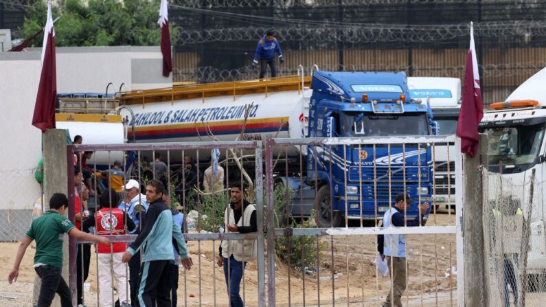 Un camion transportant du carburant se prépare à entrer à Rafah, dans le sud de la bande de Gaza, le 15 novembre 2023. (Photo SAID KHATIB/AFP via Getty Images)