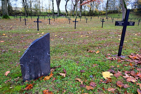 Une pierre tombale juive endommagée le 16 novembre 2023 dans un cimetière militaire allemand de la Première Guerre mondiale à Moulin-sous-Touvent de l'Oise. (Photo FRANCOIS NASCIMBENI/AFP via Getty Images)