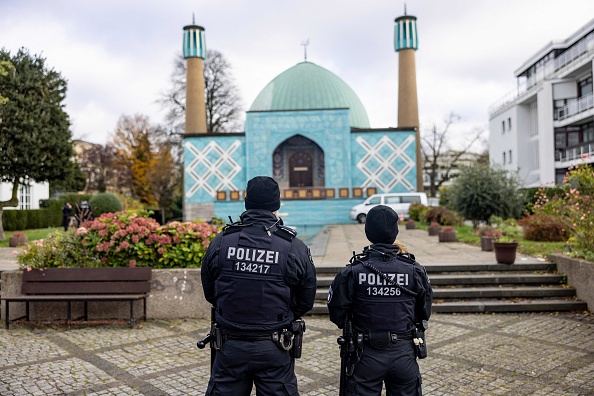 Des officiers de police devant le Centre islamique de Hambourg, lors de raids à travers l'Allemagne sur des liens présumés avec le groupe Hezbollah soutenu par l'Iran, à Hambourg, le 16 novembre 2023. (Photo AXEL HEIMKEN/AFP via Getty Images)