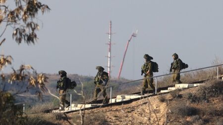 Israël fouille le principal hôpital de Gaza, les communications hors service