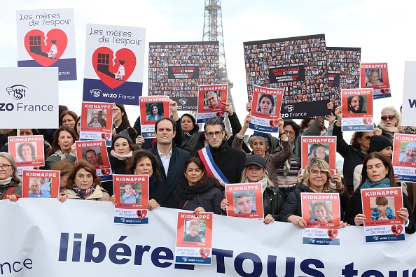 Un rassemblement baptisé « Les mères de l'espoir » pour demander la libération des otages détenus par l'organisation terroriste Hamas à Gaza, à Paris, le 17 novembre 2023. (Photo ALAIN JOCARD/AFP via Getty Images)