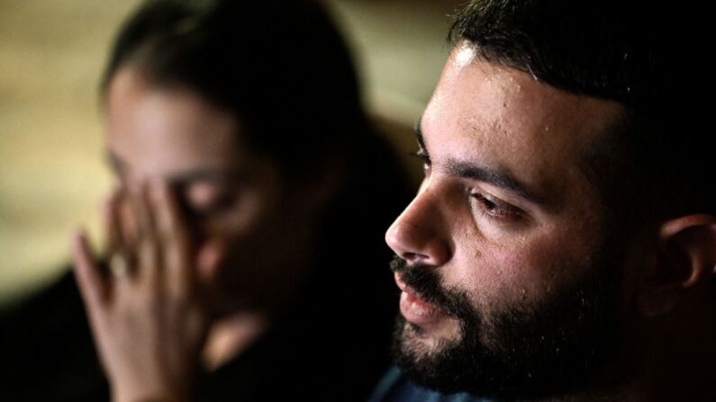 Omer (à dr.) et Zemer Weiss, le fils et la belle-fille de l'otage israélienne Yehudit Weiss retrouvée morte, le 17 novembre 2023. (Photo JOHN MACDOUGALL/AFP via Getty Images)