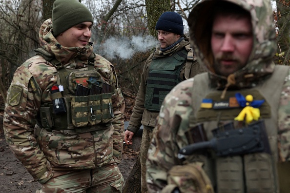 Des militaires ukrainiens font une pause, sur la ligne de front près de la ville de Bakhmut. (Photo ANATOLII STEPANOV/AFP via Getty Images)