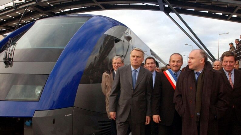 Joël Guerriau (3e à dr.) après avoir inauguré, le 28 novembre 2003, la Gare de Saint-Sébastien-sur-Loire près de Nantes.(Photo FRANK PERRY/AFP via Getty Images)