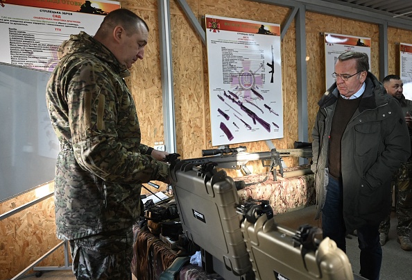 Le ministre allemand de la Défense, Boris Pistorius (à dr.), écoute des explications sur les armes d'assaut lors de sa visite d'un centre d'entraînement à proximité de Kiev, le 21 novembre 2023. (Photo INA FASSBENDER/AFP via Getty Images)