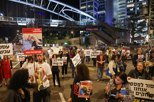 Des familles d'otages israéliens détenus par des militants palestiniens dans la bande de Gaza manifestent devant le ministère de la défense à Tel-Aviv pour demander leur libération, le 21 novembre 2023. (Photo : AHMAD GHARABLI/AFP via Getty Images)