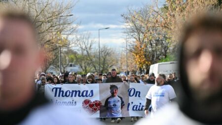 «Ils sont assassinés par cette haine qui existe dans notre pays»: un habitant de Crépol réagit devant les médias après le passage d’Olivier Véran