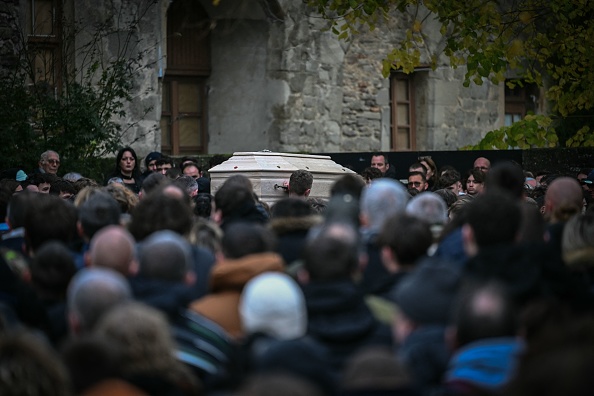 Le cercueil de Thomas est porté lors de ses obsèques à l'entrée de la collégiale de Saint-Donat-sur-l'Herbasse, le 24 novembre 2023. (Photo OLIVIER CHASSIGNOLE/AFP via Getty Images)