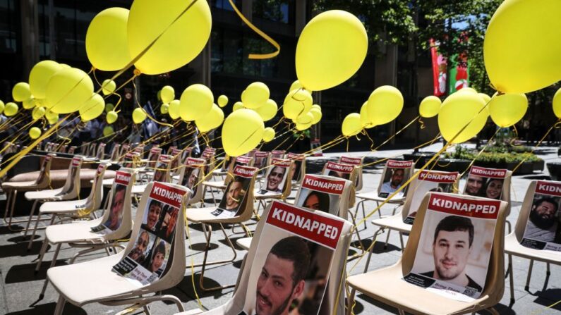 Des affiches portant les images d'otages israéliens détenus à Gaza sont posées sur des chaises placées par des membres de la communauté juive australienne lors d'un rassemblement pro-israélien à Sydney, le 26 novembre 2023. (Photo DAVID GRAY/AFP via Getty Images)