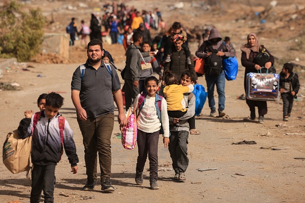 Des Palestiniens fuyant le nord marchent sur la route de Salaheddine dans le district de Zeitoun, à la périphérie sud de la ville de Gaza, le 26 novembre 2023. (Photo MAHMUD HAMS/AFP via Getty Images)