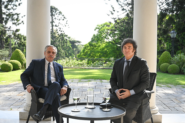 Le président argentin Alberto Fernandez et le président élu Javier Milei posent pour une photo lors d'une réunion à la résidence du gouvernement d'Olivos le 21 novembre 2023 à Olivos, Buenos Aires, Argentine. (Photo : Maria Eugenia Cerutti/Presidencia Argentina via Getty Images)