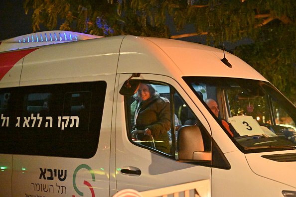 Un bus de transport en commun emmène les otages libérés plus tôt par le Hamas de l'héliport aux bâtiments du centre médical de Sheba, au petit matin du 30 novembre 2023 à Ramat Gan, en Israël. (Photo Alexi J. Rosenfeld/Getty Images)