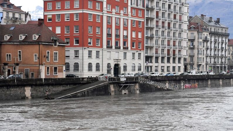 L'Isère en crue à Grenoble. Illustration. (Photo JEAN-PIERRE CLATOT/AFP via Getty Images)