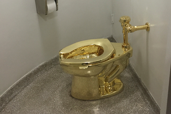 Des toilettes en or massif entièrement fonctionnelles, réalisées par l'artiste italien Maurizio Cattelan, au musée Guggenheim de New York le 15 septembre 2016. (Photo WILLIAM EDWARDS/AFP via Getty Images)