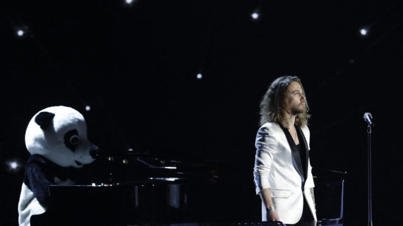 Julien Doré, sur scène lors des 33e Victoires de la Musique, le 9 février 2018 à la salle de concert Seine Musicale de Boulogne-Billancourt. (Photo THOMAS SAMSON/AFP via Getty Images)