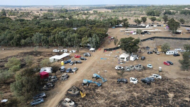 Le site abandonné du festival de musique attaqué le 7 octobre par des terroristes du Hamas près du kibboutz Reim dans le désert du Néguev, au sud d'Israël, le 10 octobre 2023. (Photo: Jack Guez/AFP via Getty Images)