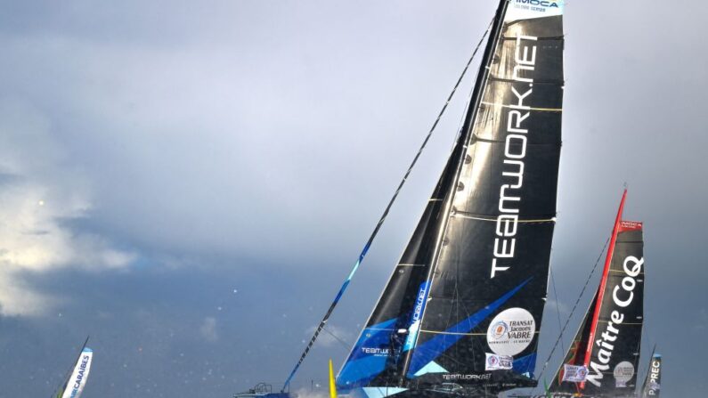 Plusieurs Imoca engagés sur la Transat Jacques-Vabre ont affronté mercredi une dépression à l'ouest des Açores, dont les conséquences pourraient être lourdes pour la suite de la course. (Photo : LOU BENOIST/AFP via Getty Images)