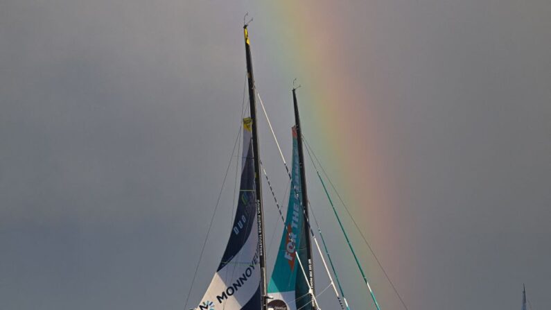 Les deux leaders Imoca de la 16e Transat Jacques-Vabre For People et Teamwork.net ont continué de fondre vers la Martinique vendredi pour un final à suspense. (Photo : LOU BENOIST/AFP via Getty Images)