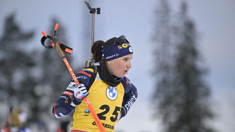 Une situation inédite, avec l'affaire qui oppose Julia Simon et Justine Braisaz-Bouchet, associées pour la première fois de l'hiver en relais féminin mercredi à Östersund (Suède). (Photo : ANDERS WIKLUND/TT News Agency/AFP via Getty Images)