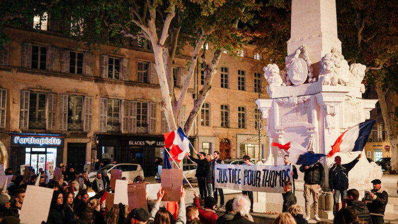 L’assemblée qui remplit la place est avant tout jeune et masculine. Beaucoup auraient pu être le grand frère du jeune Thomas et ont sûrement eu la même adolescence. Il y a aussi un certain nombre de retraités et de rares familles avec enfants. (Photo Alexandre Maupoint/Epoch Times)