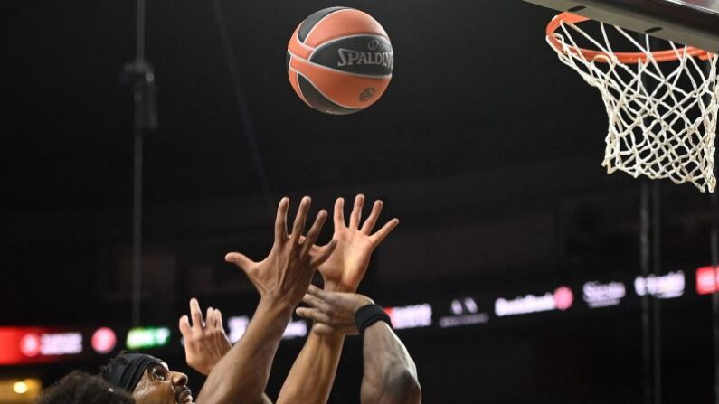 Monaco a été battu pour la première fois depuis un mois en Euroligue de basket et une série de cinq succès, mardi à domicile par l'Efes Istanbul (89-82) à l'occasion de la 8e journée. (Photo : INA FASSBENDER/AFP via Getty Images)