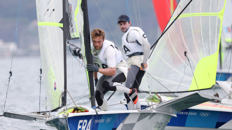 Lucas Rual et Emile Amoros, dans la classe Skiff 49er lors de la septième journée des Jeux Olympiques de Tokyo 2020. (Photo : Phil Walter/Getty Images)