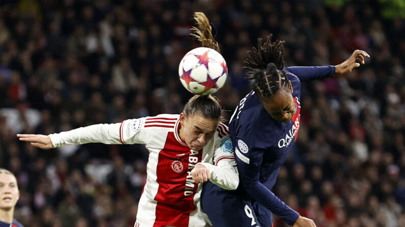 Romee Leuchter de l'Ajax (à.g) et  Marie-Antoinette Katoto (à.d) du Paris Saint-Germain, lors du match de football du Groupe C de l'UEFA Women's Champions League à Amsterdam, le 15 novembre 2023. (Photo : MAURICE VAN STEEN/ANP/AFP via Getty Images)