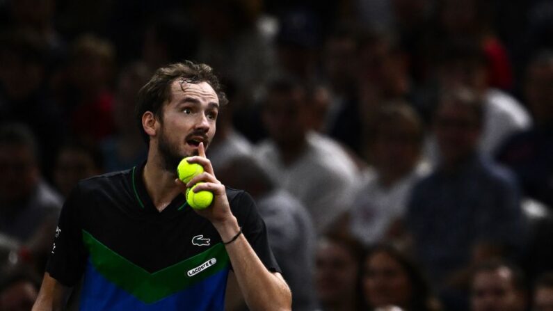 Daniil Medvedev a chuté d'entrée au Masters 1000 de Paris au deuxième tour mercredi, et s'est accroché avec le public au passage. (Photo : JULIEN DE ROSA/AFP via Getty Images)