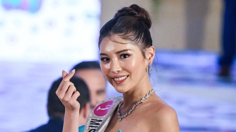 Soyun Kim, Miss Corée du Sud 2023, fait le geste de la main au cœur le 8 novembre 2023 lors d'un gala au siège du ministère des Affaires étrangères du Salvador à San Salvador, ville hôte de la 72e édition du concours Miss Univers, qui aura lieu le 18 novembre 2023. (Marvin Recinos/AFP via Getty Images)