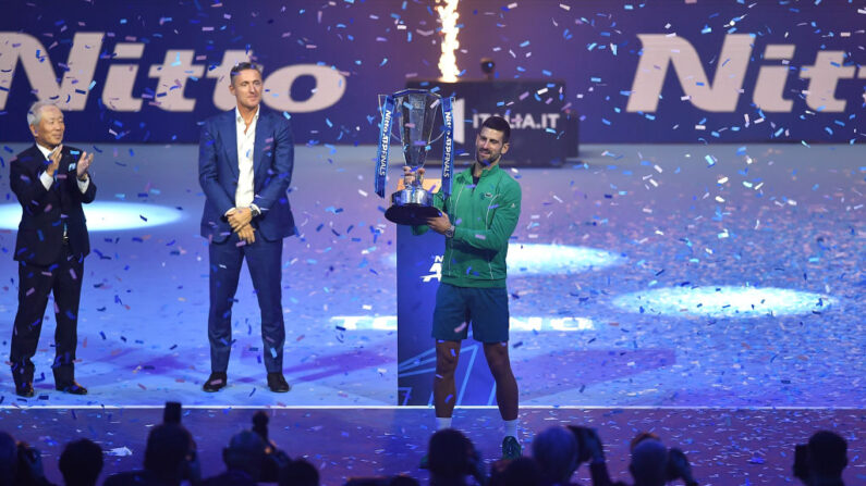 Novak Djokovic pose avec le trophée des Nitto ATP Finals après sa victoire contre l'Italien Jannik Sinner lors de la finale du simple messieurs entre l'Italien Jannik Sinner et le Serbe Novak Djokovic lors de la huitième journée des Nitto ATP Finals au Pala Alpitour le 19 novembre 2023 à Turin, en Italie. (Photo : Valerio Pennicino/Getty Images)