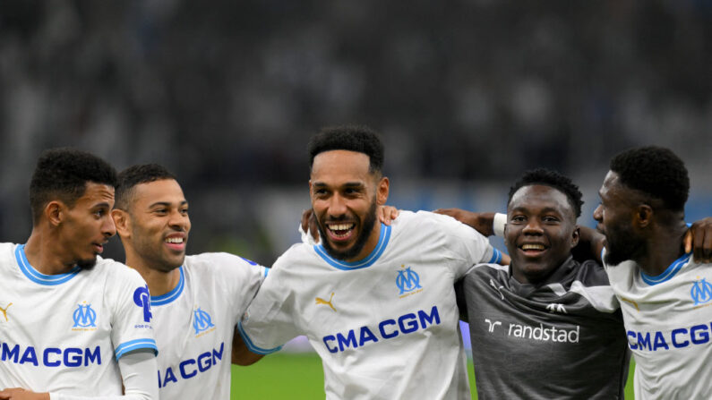 Pierre-Emerick Aubameyang ( au.c) célèbre avec ses coéquipiers après avoir remporté le match de football du groupe B de l'UEFA Europa League entre Marseille et l'Ajax Amsterdam, le 30 novembre 2023. (Photo : NICOLAS TUCAT/AFP via Getty Images)