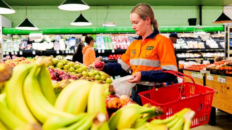 Une jeune femme fait ses courses à Cobar, en Australie, le 17 avril 2020. (Jenny Evans/Getty Images)