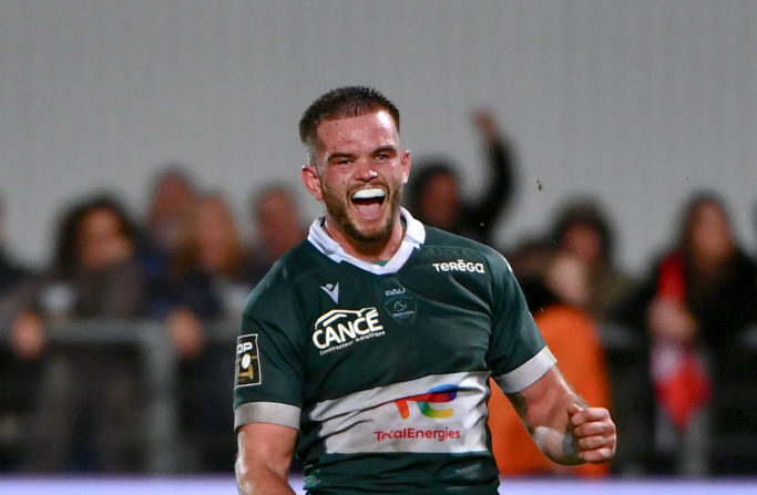 Reece Hewat  de Pau, réagit à la victoire de son équipe à la fin du match de rugby du Top14 français entre la Section Paloise Béarn Pyrénées (Pau) et le Stade Toulousain (Toulouse) au Stade de Hameau à Pau, dans le sud-ouest de la France, le 5 novembre 2023. (Photo : GAIZKA IROZ/AFP via Getty Images)