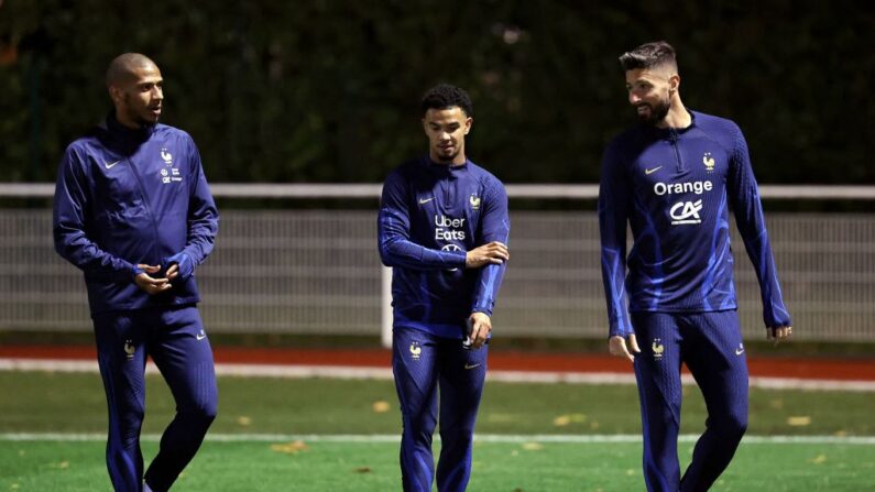 Olivier Giroud (à.d), Warren Zaire-Emery (au.c) et William Saliba (à.g) participent à une séance d'entraînement à Clairefontaine-en-Yvelines le 13 novembre 2023. La France affronte Gibraltar le 18 novembre 2023 et la Grèce le 21 novembre 2023 dans le cadre des matchs de qualification pour l'UEFA Euro 2024. (Photo : FRANCK FIFE/AFP via Getty Images)