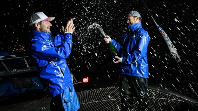 Le multicoque Solidaires En Peloton, barré par le Guadeloupéen Thibaut Vauchel-Camus, a été accueilli en héros dans la nuit de jeudi à vendredi à Fort-de-France (Martinique) après sa victoire sur la Transat Jacques-Vabre dans la classe Ocean Fifty. (Photo : LOIC VENANCE/AFP via Getty Images)