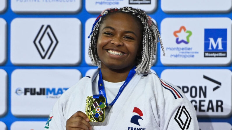 Romane Dicko pose avec sa médaille d'or en +78 kg lors des Championnats d'Europe de judo 2023  à Montpellier, dans le s, le 5 novembre 2023. (Photo : SYLVAIN THOMAS/AFP via Getty Images)