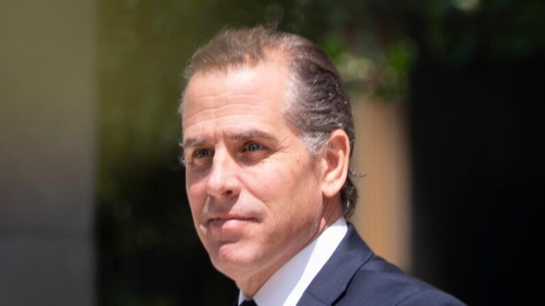 Hunter Biden quitte le bâtiment fédéral J. Caleb Boggs à Wilmington, Delhi, le 26 juillet 2023. (Madalina Vasiliu/Epoch Times)