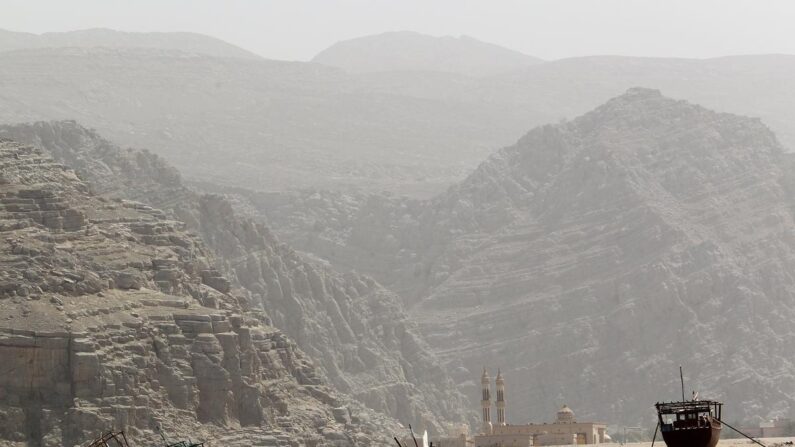 De vieux bateaux longent la côte du détroit d'Ormuz, au large d'Oman, le 13 mars 2012. (Karim Sahib /AFP/Getty Images)