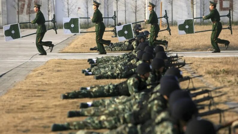 Des policiers armés chinois s'entraînent au tir dans le cadre d'un exercice antiterroriste organisé par le corps de la police armée de Shanghai, le 9 janvier 2007. (China Photos/Getty Images)