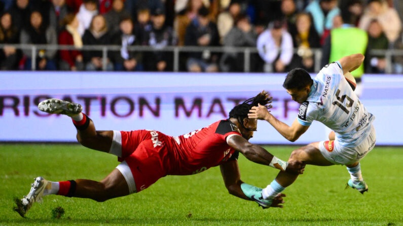 Max Spring du Racing 92 (à.d) est plaqué par le centre fidjien de Toulon Waisea Nayacalevu (à.g) lors du match de rugby du Top14 français entre Toulon et le Racing 92 au stade Mayol de Toulon, le 12 novembre 2023. (Photo : CHRISTOPHE SIMON/AFP via Getty Images)