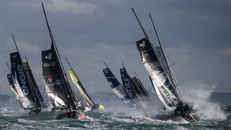 Les quarante Imoca engagés sur la 16e édition de la Transat Jacques-Vabre ont essuyé jeudi la tempête Ciaran à quai au Havre et vont devoir encore patienter. (Photo : LOIC VENANCE/AFP via Getty Images)