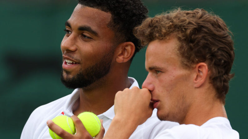 Arthur Fils (à.g) et Lucas Van Aasche (à.d) ont débuté chacun par une victoire au Next Gen ATP Finals. (Photo : ADRIAN DENNIS/AFP via Getty Images)